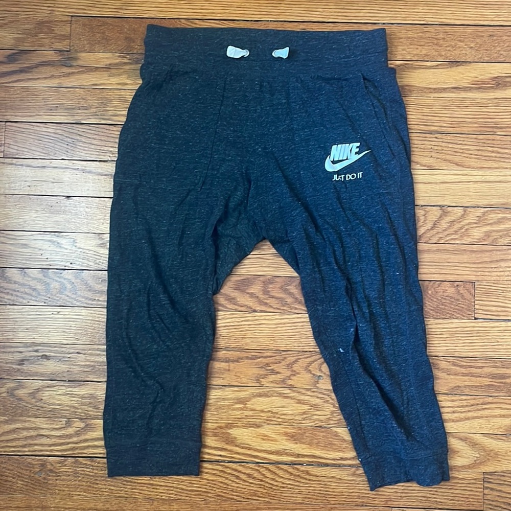 Nike cropped sweatpants-size small with pockets
